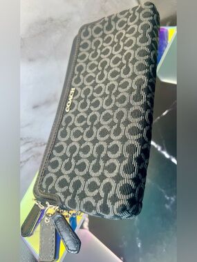 Coach Madison Dbl. Zip Wallet Wristlet Op Art Needlepoint w/Silver Hardware EUC